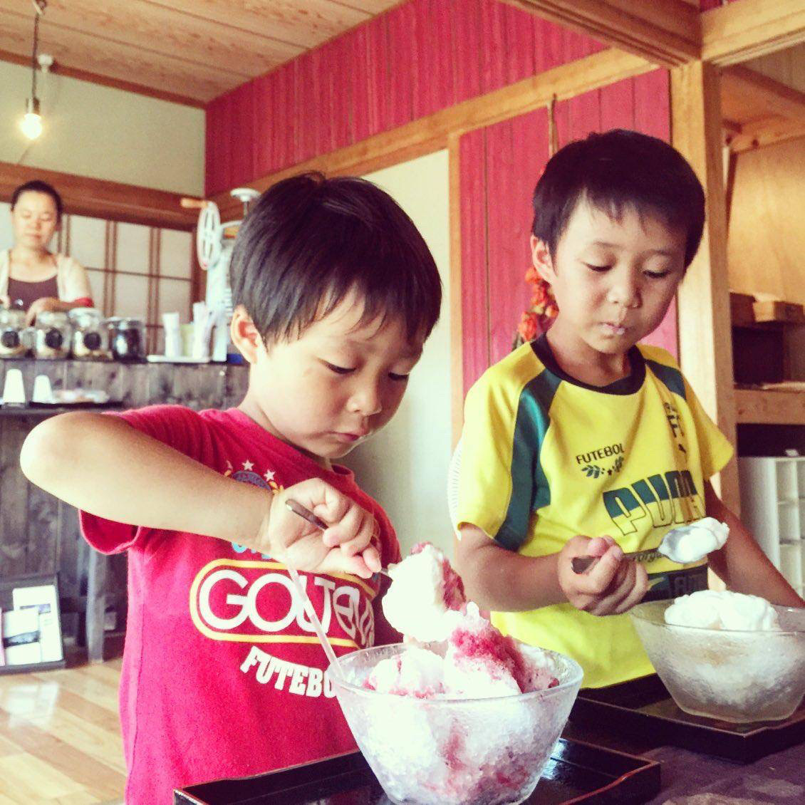 子どもたちがかき氷を楽しんでいる様子