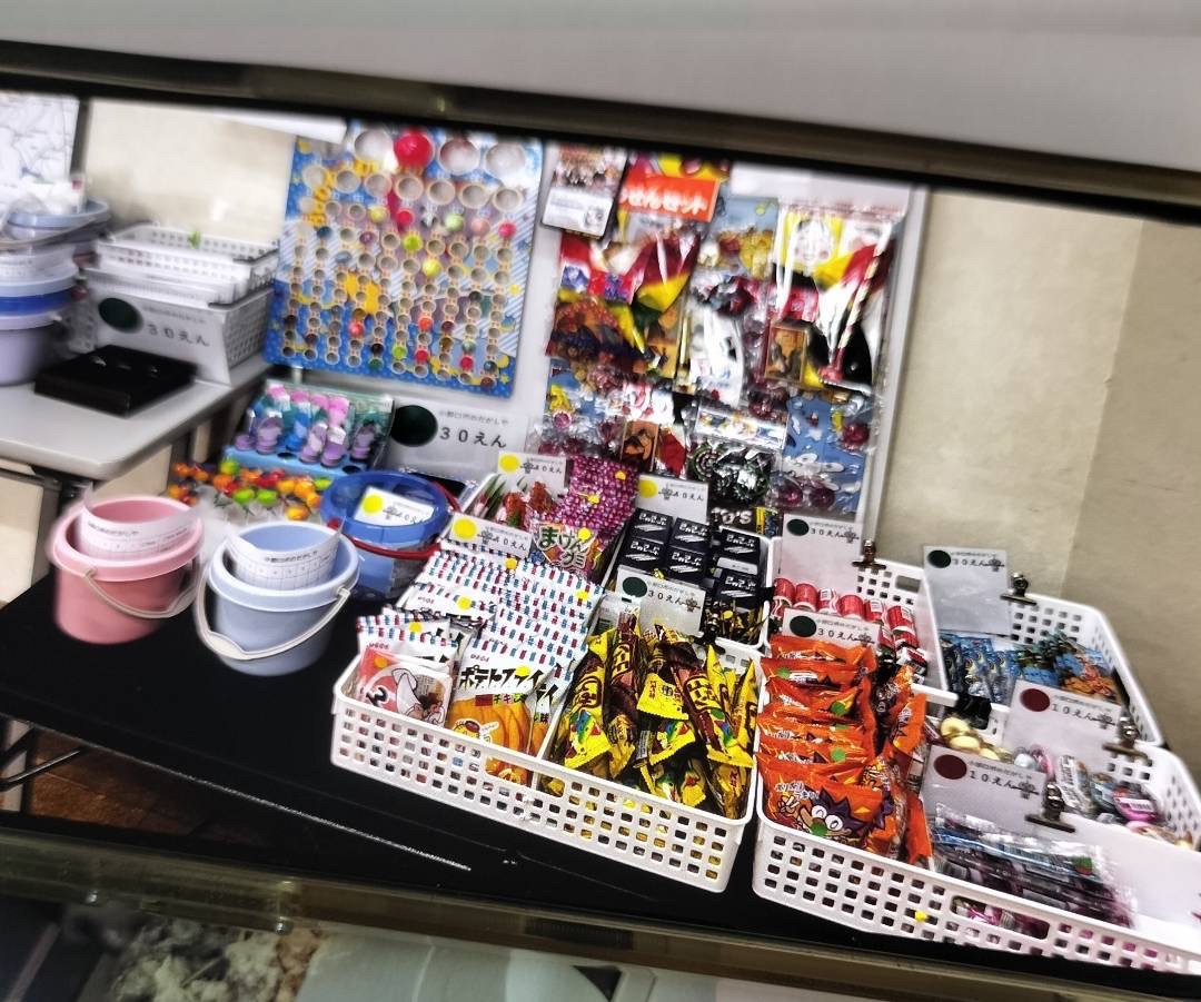 縁日の景品や駄菓子が並んでいる様子